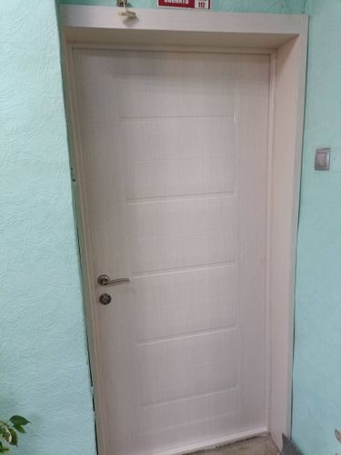 Установлен замок в деревянную дверь: выполнено сверление, подготовка отверстий, монтаж механизма, закрепление ручек, проверка функционирования. Работа завершена аккуратно и качественно.