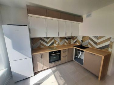 Выполнена установка электрической точки на кухне. Проведены работы по подключению к сети, закреплению корпуса, проверке функциональности. Все элементы аккуратно размещены, обеспечена безопасность.