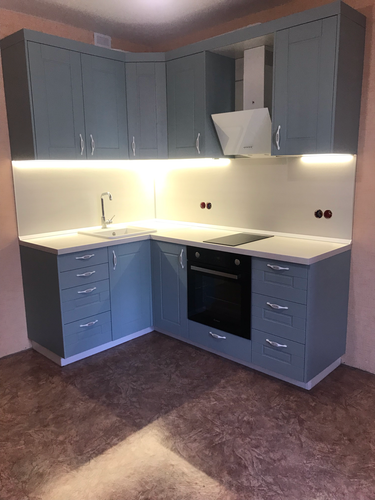 Установлены шкафы, смонтирована столешница, подключена раковина, встроена плита, закреплена вытяжка, проведена подсветка, выровнены фасады, установлены ручки, завершена сборка.