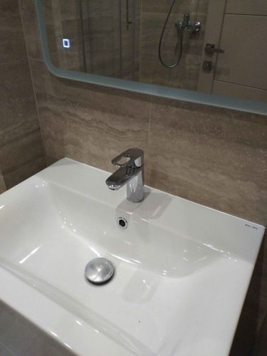 Установлена новая раковина: подключены водопроводные трубы, закреплён смеситель, проверена герметичность соединений, выполнена регулировка сливного механизма, произведена очистка рабочей зоны.