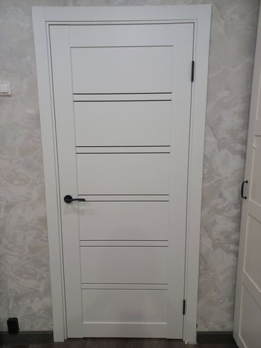 Установлена новая деревянная створка, закреплены петли, врезана ручка, отрегулирована конструкция, выровнена коробка, зафиксированы наличники, проведена финишная отделка.