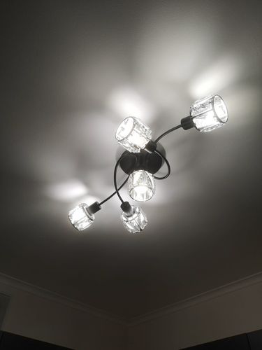 Закреплена новая люстра на потолке, подключены провода, установлены лампы, проверена работоспособность, обеспечена надежная фиксация, обеспечено равномерное освещение в помещении.