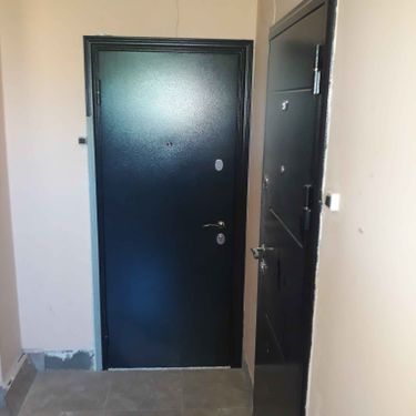 Установлена металлическая дверь, закреплены петли, врезан замок, отрегулирована конструкция, проверена работоспособность, заделаны швы, выполнена отделка откосов, обеспечена надежная фиксация.