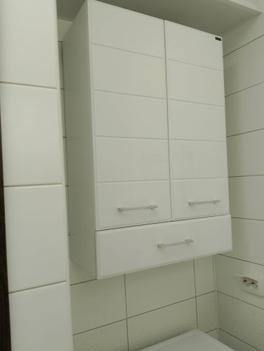 Установлены трубы для подачи воды, подключены сантехнические приборы, выполнен монтаж смесителей и фитингов. Проведена проверка герметичности соединений и тестирование системы.