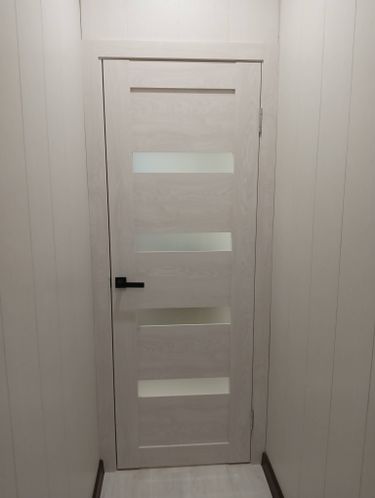 Установлен замок в деревянную дверь, выполнены точные вырезы, закреплены ручки, проверена работоспособность механизма, обеспечена плавность закрывания, аккуратная отделка.