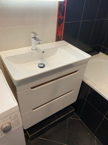 Установлено зеркало в ванной комнате над раковиной. Проведены замеры, закреплены крепления, проверена надежность фиксации. Завершено аккуратно, без повреждений поверхности.