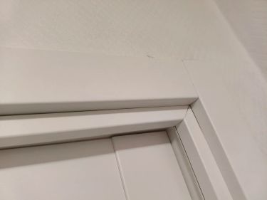 Установка дверного наличника