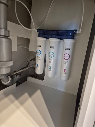 Установка проточного фильтра под мойку