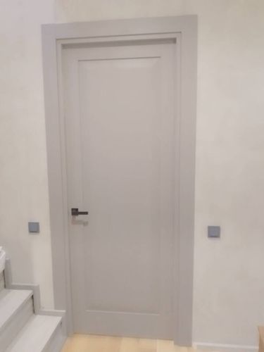 Установлена новая створка, закреплены петли, ручка и замок. Проверена плавность открывания и закрывания. Коробка выровнена, зазоры устранены, наличники закреплены.