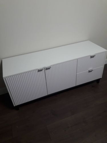 Собрана мебель: установлены дверцы, закреплены ручки, прикручены ножки, выровнены поверхности, проверена устойчивость, обеспечена функциональность и эстетичность.