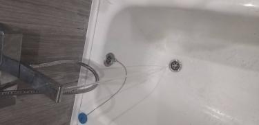 Проведена очистка трубопровода с использованием мощного потока воды под давлением, что позволило устранить засор и восстановить нормальный отток жидкости в системе.