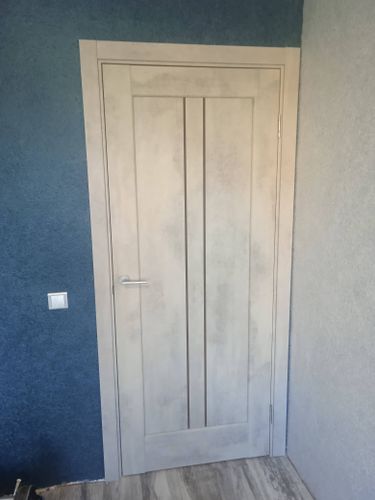 Установлена новая деревянная створка, закреплены петли, врезана ручка, выровнена коробка, выполнена отделка проёма, обеспечена плавная работа механизма, завершена отделка наличниками.