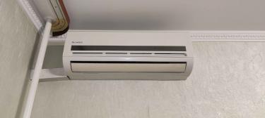 Выполнена очистка фильтров, дезинфекция внутренних элементов, устранение пыли и загрязнений, проверка дренажной системы, восстановление оптимальной работы устройства.