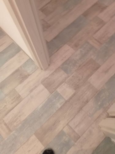 Покрытие уложено на подготовленное основание, стыки аккуратно соединены, поверхность ровная, без дефектов, материал плотно прилегает к полу, создавая единое целое с интерьером.