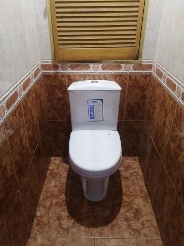 Установлено новое сантехническое оборудование, подключены коммуникации, произведена герметизация швов, проверена функциональность, выполнена чистовая отделка.