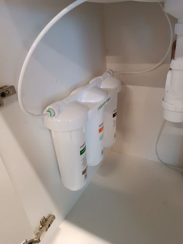 Установка проточного фильтра под мойку