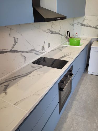 Установка столешницы ДСП Установка и подключение врезной мойки Установка и подключение смесителя