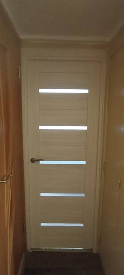 Установлена новая створка, закреплены петли, врезан замок, отрегулирована фурнитура, проверена плавность открывания, зазоры устранены, конструкция выровнена, завершена отделка.