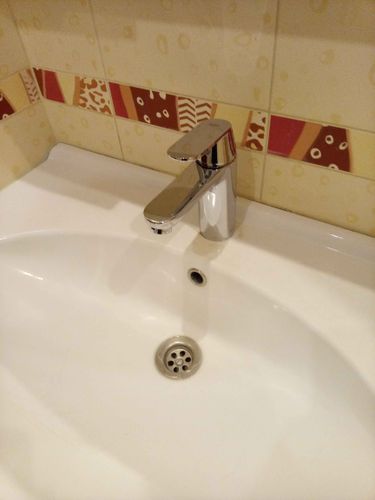 Установлен новый кухонный кран, заменены старые детали, подключены водопроводные трубы, проверена герметичность соединений, обеспечена надежная фиксация, выполнена очистка рабочей зоны.