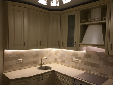 Установлена новая поверхность из искусственного камня, идеально подогнанная к кухонному гарнитуру, с вырезами для мойки и варочной панели, обеспечена надежная фиксация и герметизация швов.