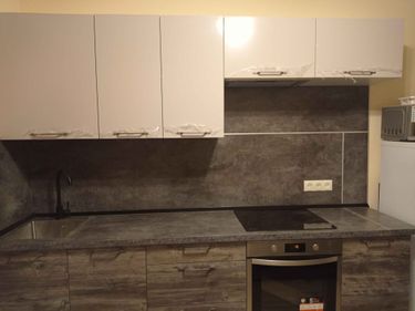 Установлены шкафы, закреплены фасады, смонтирована столешница, подключена варочная панель, врезана мойка, выполнена установка фартука, подключены розетки, завершена сборка кухни.