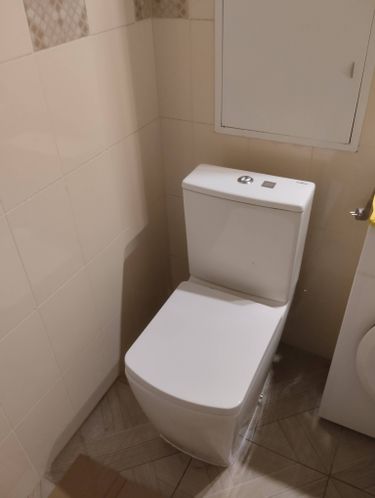 Установлено новое сантехническое оборудование, подключены коммуникации, герметизация выполнена, проверена функциональность, завершена уборка.