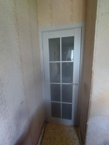 Установлена одностворчатая дверь, закреплены петли, врезана ручка, отрегулировано полотно, обеспечена плавность закрывания, проведена финальная проверка на функциональность.