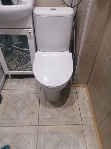 Установлен напольный унитаз, подключены коммуникации, проверена герметичность соединений, выполнена регулировка бачка, произведена уборка рабочего места.