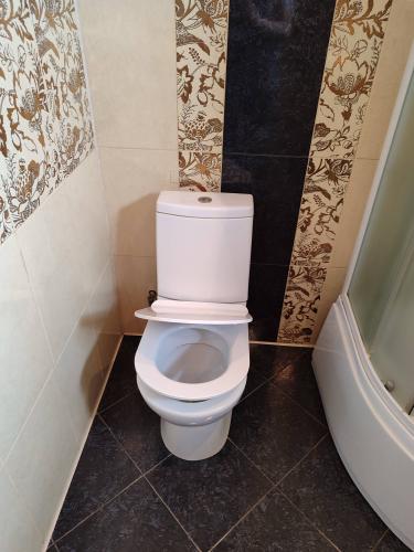 Установлен новый бачок, подключены коммуникации, проверена герметичность соединений, произведен тестовый запуск. Обновленный элемент гармонично вписался в интерьер ванной комнаты.