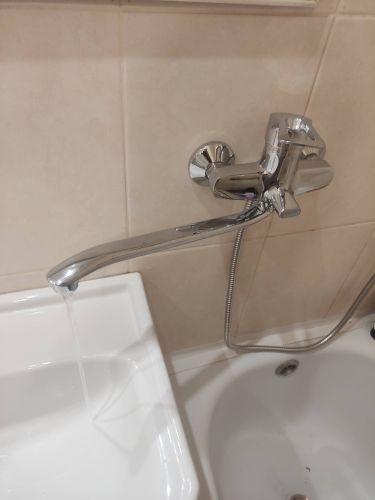 Установлен новый кран в ванной комнате. Выполнена замена старого оборудования, подключены все необходимые коммуникации, проверена герметичность соединений, обеспечен стабильный поток воды.