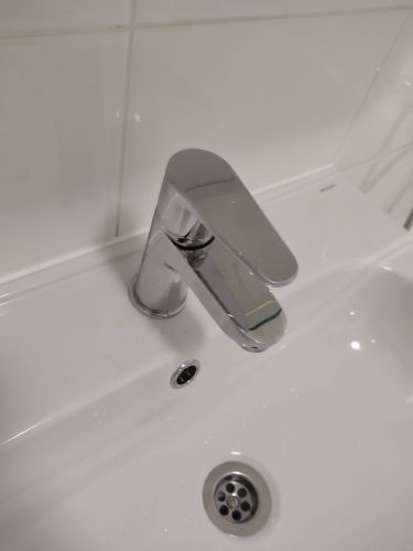 Установлен новый кран, обеспечивающий надежное перекрытие воды. Проведены работы по демонтажу старого оборудования и монтажу современного устройства, гарантирован герметичный стык.