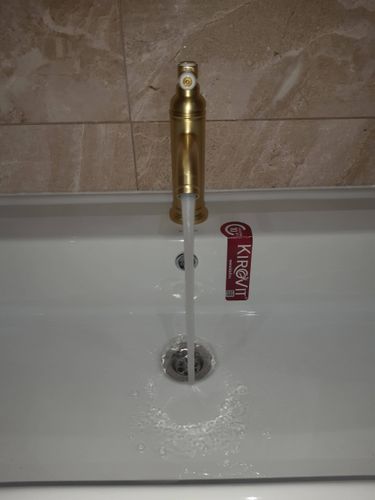 Установлен новый смеситель, подключены водопроводные трубы, проверена герметичность соединений, протестирована подача воды, устранены протечки, обеспечена стабильная работа.