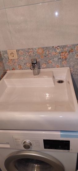 Установлен новый кран на раковину, подключены водопроводные трубы, проверена герметичность соединений, обеспечена надежная фиксация, выполнена проверка работоспособности.