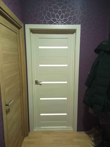 Установлены доборы на межкомнатную дверь, обеспечивая завершённый вид и гармоничное сочетание с интерьером. Работа выполнена аккуратно, с учётом всех деталей и стыков.
