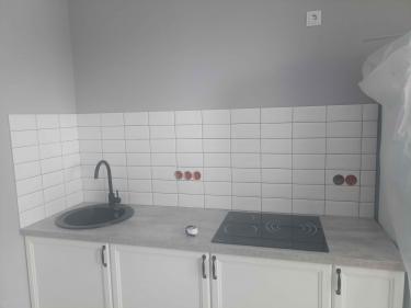 Установлено новое электроустройство в стену кухни, подключение выполнено аккуратно, соблюдены все технические требования. Завершено оформление розетки, обеспечена безопасность использования.