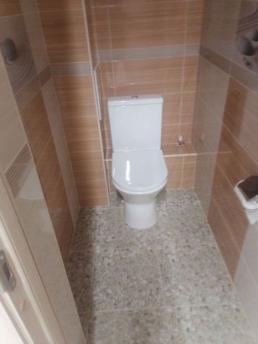 Установлен новый унитаз, подключен к водопроводу и канализации, герметично закреплён на полу, проверена работа сливного механизма, обеспечена устойчивость и надежность конструкции.