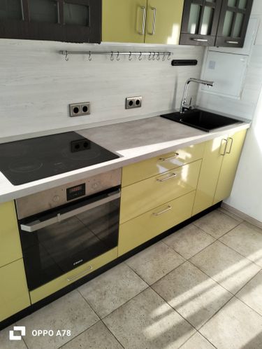 Измельчитель подключен к раковине, проведено соединение с водопроводом и электричеством, проверена работоспособность устройства, обеспечена герметичность всех соединений.