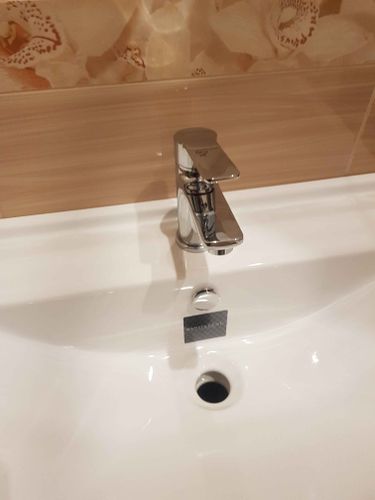 Установлена новая раковина с современным смесителем, подключены водопроводные трубы и слив, обеспечена герметичность соединений, проверена работа системы на отсутствие протечек.