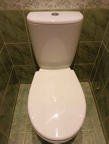 Установлено новое сантехническое оборудование, подключены коммуникации, проверена герметичность соединений, выполнена отделка плиткой, проведена уборка, обеспечена функциональность и эстетика.