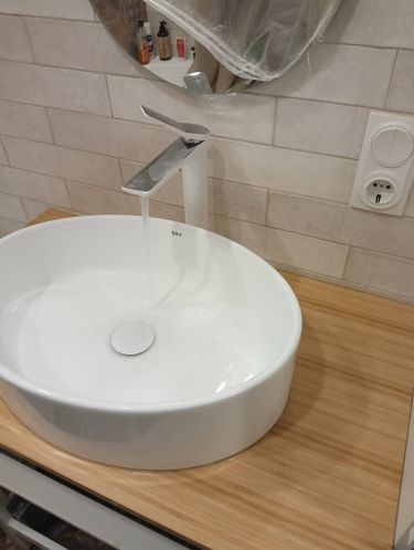 Установлен новый кран в ванной комнате, обеспечен стабильный поток воды. Проведена проверка герметичности соединений, устранены протечки. Обновленный элемент гармонично вписался в интерьер.