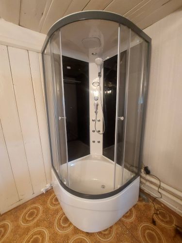 Установлена современная душевая кабина с прозрачными дверцами, подключены водопроводные коммуникации, проведена герметизация швов, обновлено покрытие пола, завершены отделочные работы.