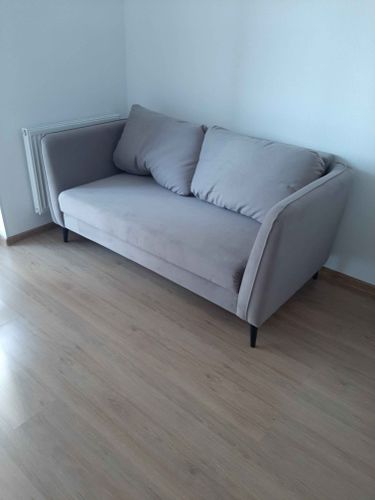 Собран диван: установлены каркас, ножки, подлокотники. Закреплены подушки, проверена устойчивость. Все элементы соединены, обеспечена надежность конструкции.