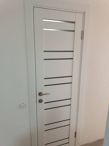 Установлена деревянная створка, закреплены петли, врезана ручка, отрегулирована фурнитура, обеспечена плавная работа, проверена надежность конструкции, завершена отделка проема.