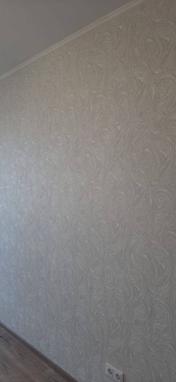 Стены очищены от старого покрытия, поверхность подготовлена к дальнейшим работам. Обои полностью удалены, основание ровное, без повреждений и следов клея.