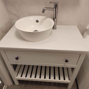 Проведена установка нового крана, заменены старые элементы, проверена герметичность соединений, восстановлена подача воды, устранены возможные протечки, обеспечена надежная работа системы.