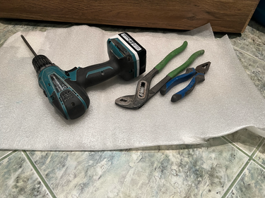 Установлено новое оборудование, заменены старые детали, подключены водопроводные шланги, проверена герметичность соединений, обеспечена надежная фиксация, протестирована работа.