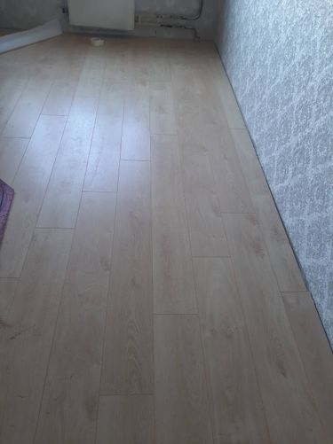 Уложено новое покрытие, ровно и аккуратно. Подготовлена основа, панели плотно соединены, без зазоров. Завершено оформление стыков у стен, обеспечена гладкость и устойчивость пола.