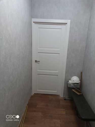 Установлена дверь-гармошка: закреплены направляющие, створки, ручка, проверена плавность открывания и закрывания, отрегулированы механизмы, обеспечена надежная фиксация в проеме.