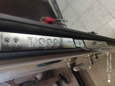 Дверь облицована панелями из МДФ, улучшена звукоизоляция, добавлен декоративный элемент. Установлены новые ручки и замки, обеспечена надежная фиксация. Поверхность отшлифована и покрыта лаком.