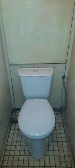 Установлено новое сантехническое оборудование, подключено к водопроводу, проверена герметичность соединений, проведена очистка рабочей зоны, обеспечена функциональность системы.